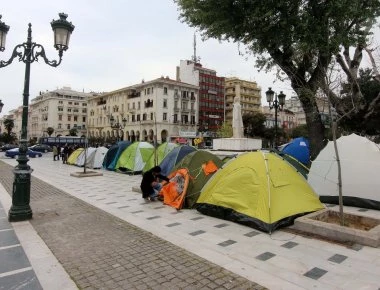 «Τσαντίρι» το κέντρο της Θεσσαλονίκης - Παράνομοι μετανάστες έστησαν «μπαρμπέρικο» στην πλατεία Αριστοτέλους (βίντεο)